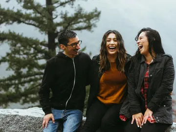 Tres personas riendo Tres personas riendo