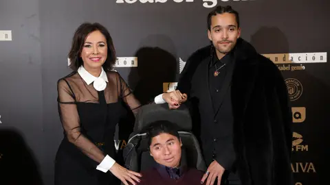 Isabel Gemio, con sus hijos Gustavo y Diego, en el aniversario de su Fundación Isabel Gemio, con sus hijos Gustavo y Diego, en el aniversario de su Fundación