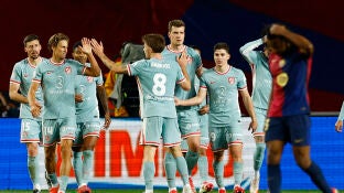 Los jugadores del Atl&eacute;tico celebran el gol de Sorloth ante el Barcelona