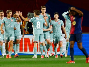 Los jugadores del Atlético celebran el gol de Sorloth ante el Barcelona