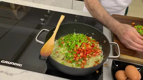 Rehoga las hortalizas a fuego medio Rehoga las hortalizas a fuego medio