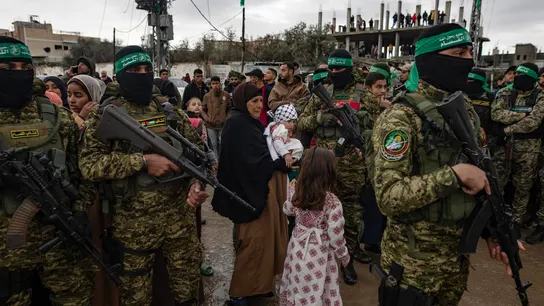 Palestinos junto a militantes de Hamas Palestinos junto a militantes de Hamas