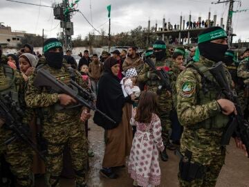 Palestinos junto a militantes de Hamas