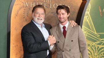 Arnold Schwarzenegger y su hijo Patrick Schwarzenegger en la premiere de la temporada 3 de The White Lotus