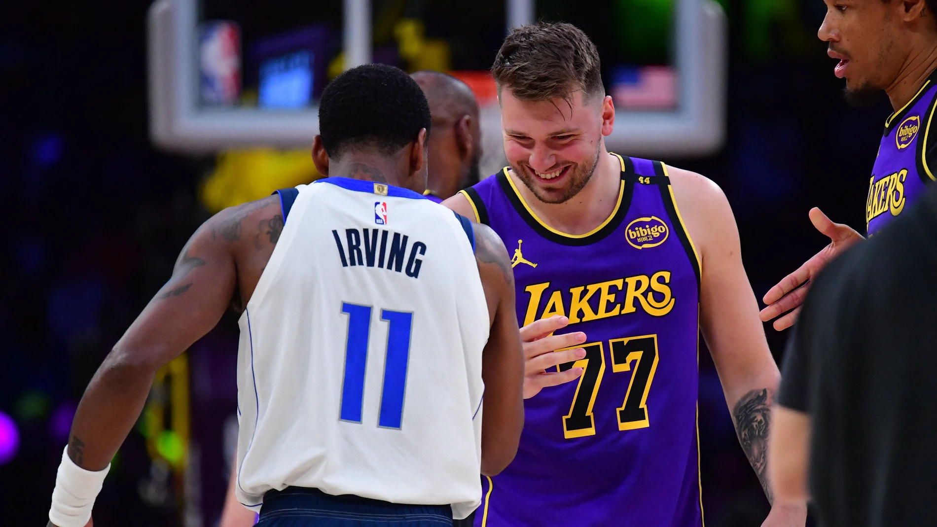 Doncic saluda a su excompañero Irving Doncic saluda a su excompañero Irving