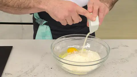 Mezcla los ingredientes hasta que desaparezca la harina Mezcla los ingredientes hasta que desaparezca la harina