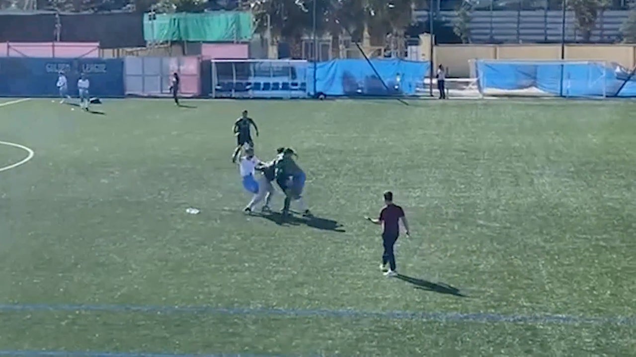Batalla Campal en Partido de fútbol en Málaga Tras una brutal AGRESIÓN A ARTRENADOR Batalla Campal en Partido de fútbol en Málaga Tras una brutal AGRESIÓN A ARTRENADOR
