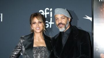 Halle Berry con su pareja Van Hunt