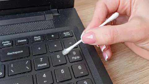 Limpiar el teclado con un bastoncillo Limpiar el teclado con un bastoncillo