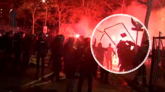 Graves altercados en Montjuic: lluvia de objetos al autob&uacute;s del Atl&eacute;tico y a los Mossos