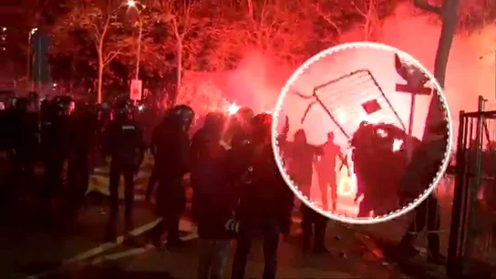 Graves altercados en Montjuic: lluvia de objetos al autobús del Atlético y a los Mossos Graves altercados en Montjuic: lluvia de objetos al autobús del Atlético y a los Mossos
