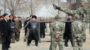 El L&iacute;der Supremo norcoreano, durante su visita a una academia militar