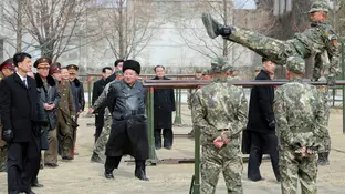 El líder de Corea del Norte pide prepararse para la guerra El Líder Supremo norcoreano, durante su visita a una academia militar