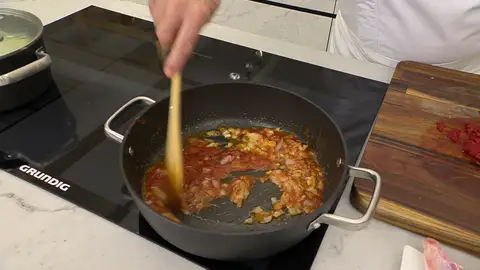 Sazona y rehoga las hortalizas a fuego suave-medio Sazona y rehoga las hortalizas a fuego suave-medio