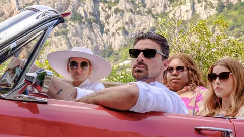 Anna Kendrick, Blake Lively, Michele Morrone y Alex Newell en Otro pequeño favor Anna Kendrick, Blake Lively, Michele Morrone y Alex Newell en Otro pequeño favor