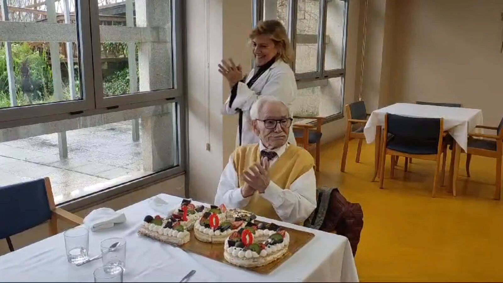 Luis cumple 100 años entre risas y bailes en su residencia de Santiago de Compostela: 