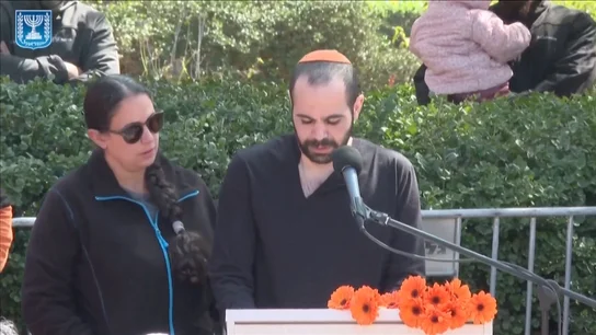 Padre de la familia Bibas en el funeral Padre de la familia Bibas en el funeral