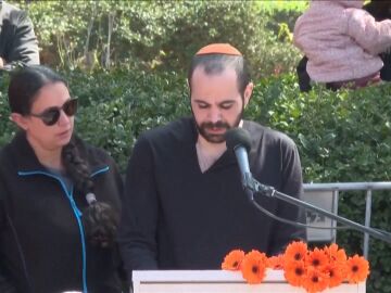 Padre de la familia Bibas en el funeral