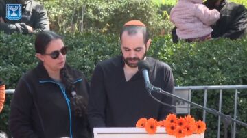 Padre de la familia Bibas en el funeral