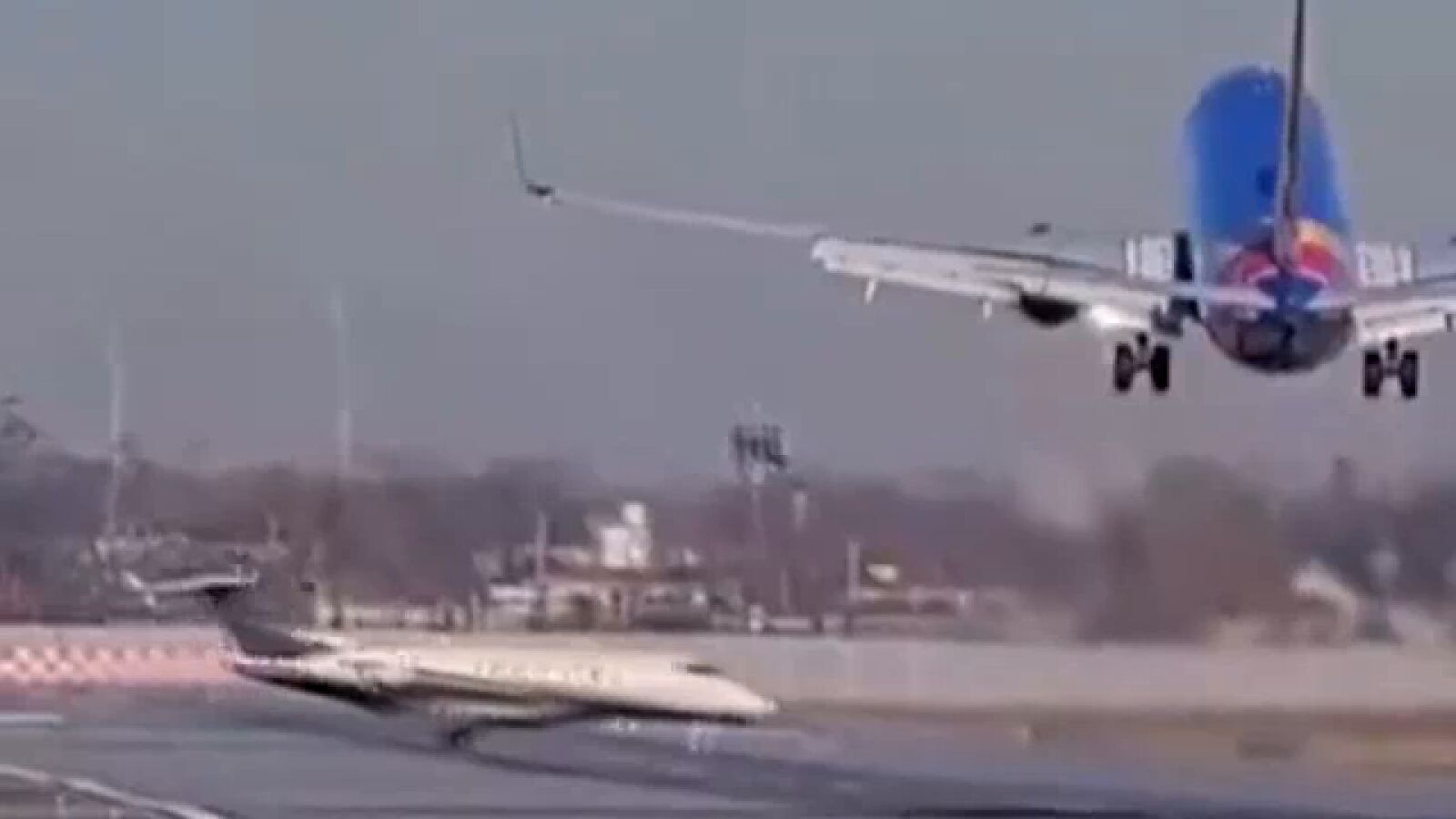 Vídeo: Un avión de Southwest Airlines evita una brutal colisión con un jet privado en el aeropuerto de Chicago