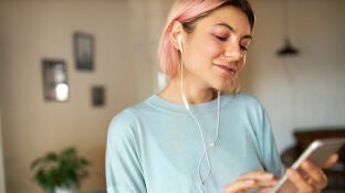 Una mujer escuchando m&uacute;sica