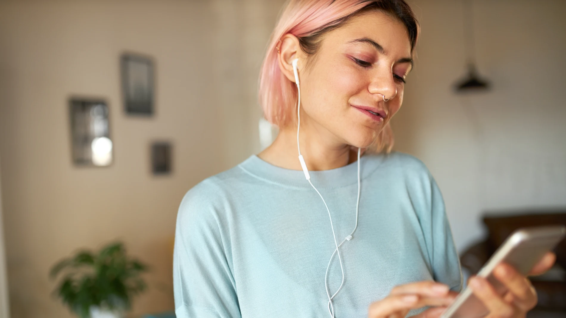 Una mujer escuchando música Una mujer escuchando música