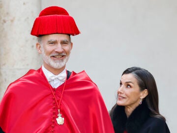 El rey Felipe VI con la reina Letiza tras ser investido doctor honoris causa