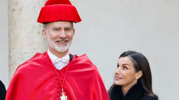 El rey Felipe VI con la reina Letiza tras ser investido doctor honoris causa