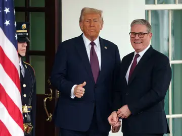 Trump saluda a Starmer en la Casa Blanca Trump saluda a Starmer en la Casa Blanca