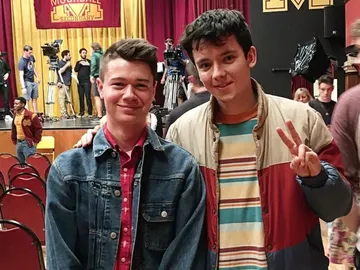 Alexander Westwood y Asa Butterfield en Sex Education Alexander Westwood y Asa Butterfield en Sex Education