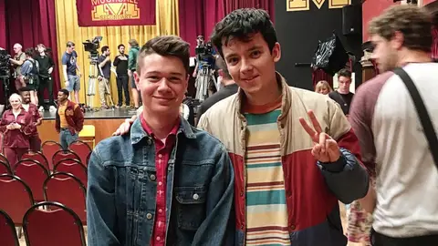 Alexander Westwood y Asa Butterfield en Sex Education Alexander Westwood y Asa Butterfield en Sex Education