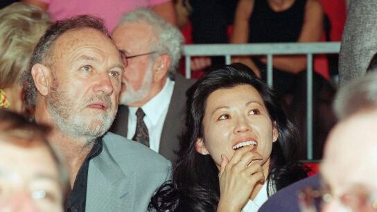 El actor Gene Hackman y su mujer Betsy Arakawa en 1993