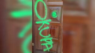 Pintada en la puerta de una viguesa amenazada por desokupas
