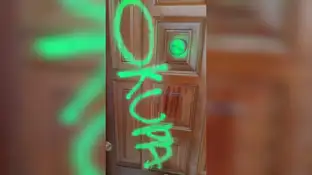 Pintada en la puerta de una viguesa amenazada por desokupas Pintada en la puerta de una viguesa amenazada por desokupas