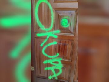 Pintada en la puerta de una viguesa amenazada por desokupas