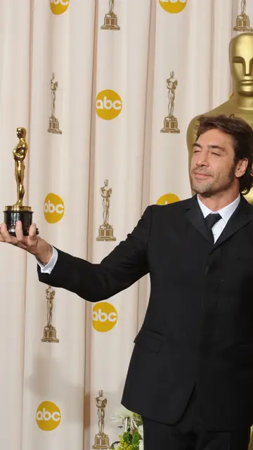 Javier Bardem con su Óscar a Mejor Actor de Reparto 2008 Javier Bardem con su Óscar a Mejor Actor de Reparto 2008