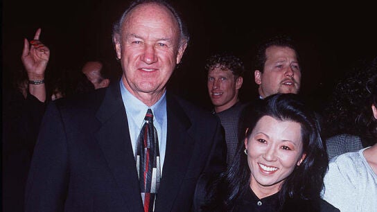 Gene Hackman junto a su mujer, Betsy Arakawa