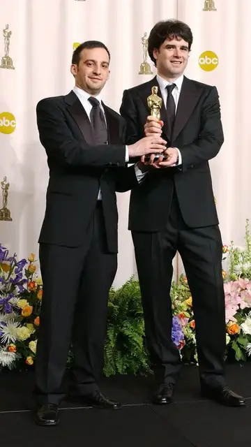 Alejandro Amenábar y Fernando Bovaira con el Óscar que ganaron en 2005 Alejandro Amenábar y Fernando Bovaira con el Óscar que ganaron en 2005