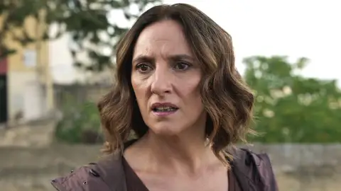 Verónica confirma sus sospechas: ¡los Romero han estado jugando con ella todo este tiempo! Verónica confirma sus sospechas: ¡los Romero han estado jugando con ella todo este tiempo!