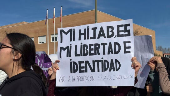 Protesta en Parla por la prohibici&oacute;n del uso del 'hiyab' en tres institutos