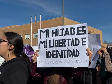 Protesta en Parla por la prohibición del uso del 'hiyab' en tres institutos Protesta en Parla por la prohibición del uso del 'hiyab' en tres institutos