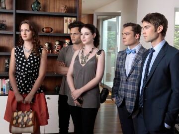 Leighton Meester como Blair Waldorf, Penn Badgley como Dan Humphrey, Michelle Trachtenberg como Georgina Sparks, Ed Westwick como Chuck Bass y Chace Crawford como Nate Archibald en Gossip Girl