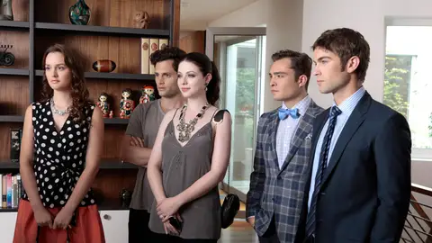 Leighton Meester como Blair Waldorf, Penn Badgley como Dan Humphrey, Michelle Trachtenberg como Georgina Sparks, Ed Westwick como Chuck Bass y Chace Crawford como Nate Archibald en Gossip Girl Leighton Meester como Blair Waldorf, Penn Badgley como Dan Humphrey, Michelle Trachtenberg como Georgina Sparks, Ed Westwick como Chuck Bass y Chace Crawford como Nate Archibald en Gossip Girl