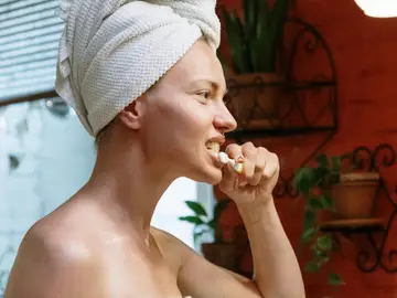 Mujer lavándose los dientes Mujer lavándose los dientes
