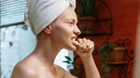 Mujer lavándose los dientes Mujer lavándose los dientes