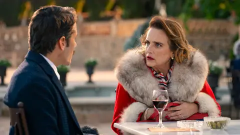 Doña Clara descubre que Marta mantiene una relación con Fina y le reprocha su hijo que no se lo haya contado Doña Clara descubre que Marta mantiene una relación con Fina y le reprocha su hijo que no se lo haya contado