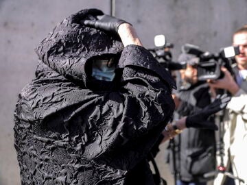 La exmujer de Le Scouarnec en la entrada del tribunal