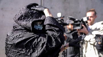 La exmujer de Le Scouarnec en la entrada del tribunal