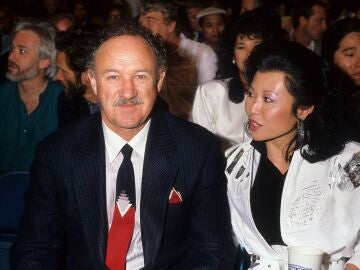 Gene Hackman y su mujer, Betsy Arakawa, en 1986