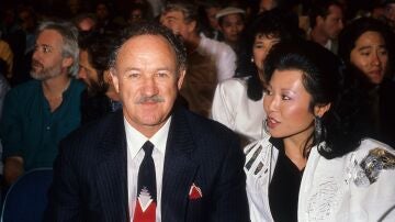 Gene Hackman y su mujer, Betsy Arakawa, en 1986